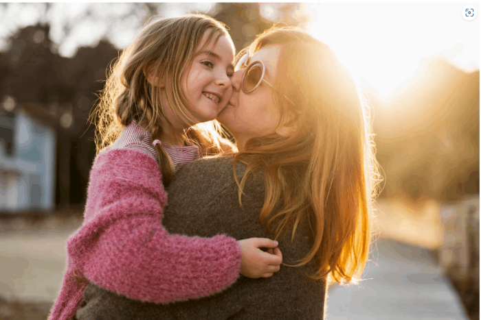 بوسیدن کودک توسط غریبه ها